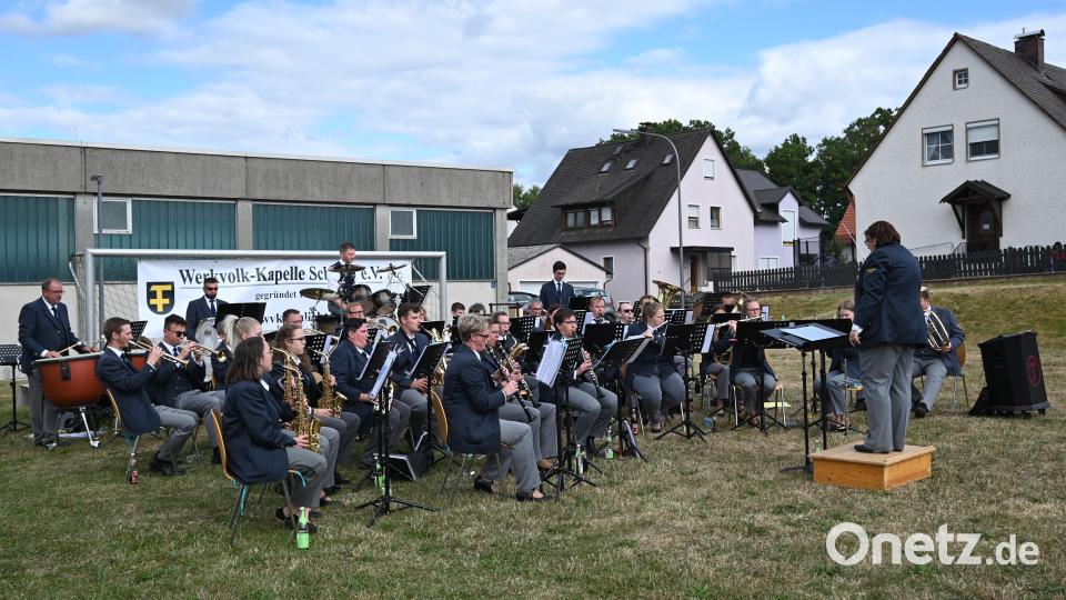 Das Orchester der Werkvolkkapelle Schlicht spielt unter der Leitung von Dirigentin Sabine Kredler ein abwechslungsreiches modernes und traditionelles Programm, was bei allen Besuchern exzellent ankam. Bild: sak