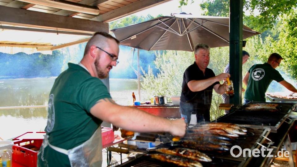 Bei hochsommerlichen Temperaturen hatte das Grillteam der Hirschauer Anglerfreunde einen mehr als heißen Job zu erfüllen. Die gegrillten Makrelen und Forellen waren heiß begehrt. Bild: u