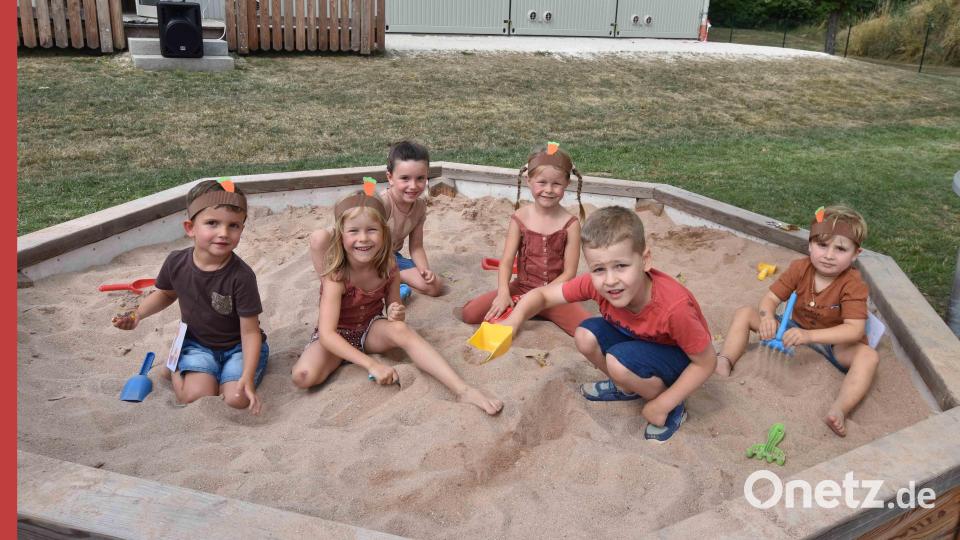 Element Erde: Die Kinder begaben sich im Sandkasten auf Schatzsuche. Bild: no