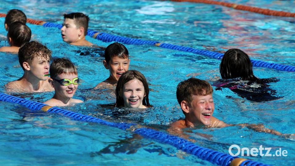 Wassergaudi statt Unterricht: Am Freitag nahmen zahlreiche Klassen am 24-Stunden-Schwimmen teil. Bild: Stephan Huber