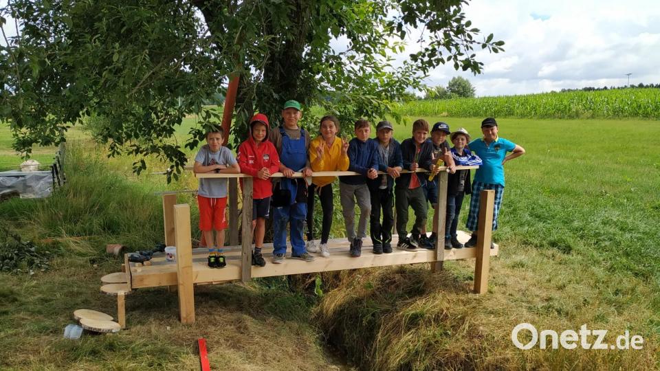 Die Konnersreuther Viertklässler haben in einer Projektwoche zum Thema &quot;Alltagskompetenz und Lebensökonomie&quot;&quot; eine Brücke über einen Bach gebaut. Bild: Grundschule Konnersreuth/exb