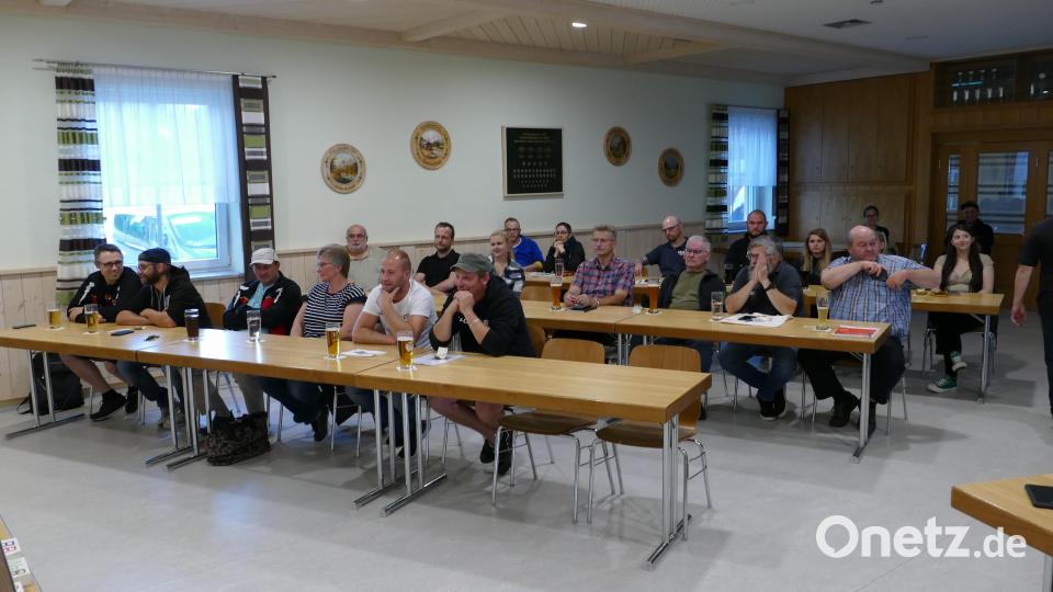 Gespannt verfolgten die Teilnehmer des Lehrgangs den Ausführungen des Lehrgangsleiters. Bild: rwo