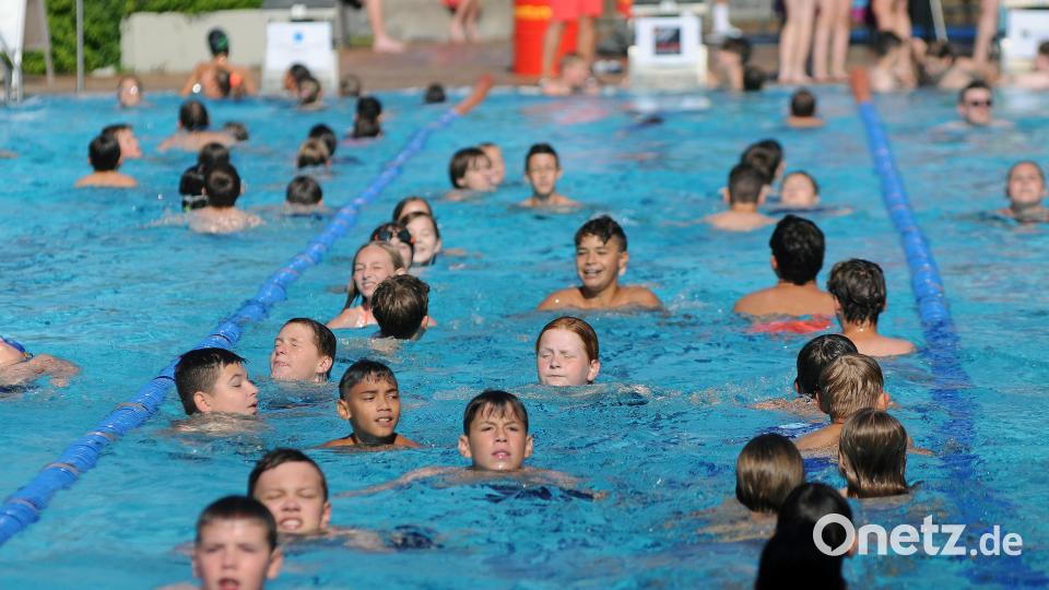 Am Freitagvormittag zogen die Schüler ihre Bahnen. Bild: Stephan Huber