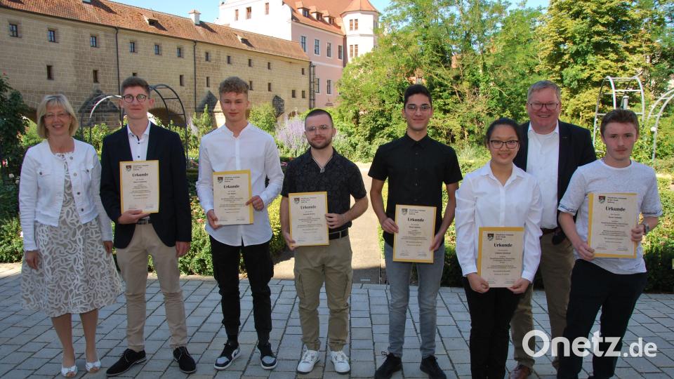 Die besten Mittelschulabgänger der Stadt Amberg mit OB Michael Cerny (Zweiter von rechts) und Schulamtsleiterin Beatrix Hilburger (links). Bild: gsp