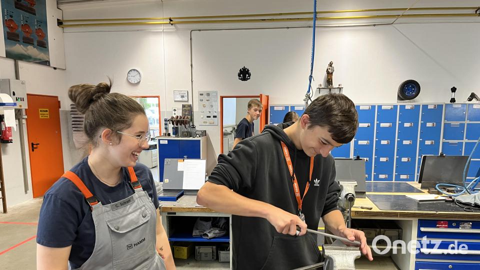 Unter Anleitung der Hamm-Azubis durften die Schüler der Realschule im Stiftland anlässlich des Berufsorientierungsprojekts in der Lehrwerkstatt Metall ein Traktormodell fertigen. Bild: Realschule Waldsassen/exb