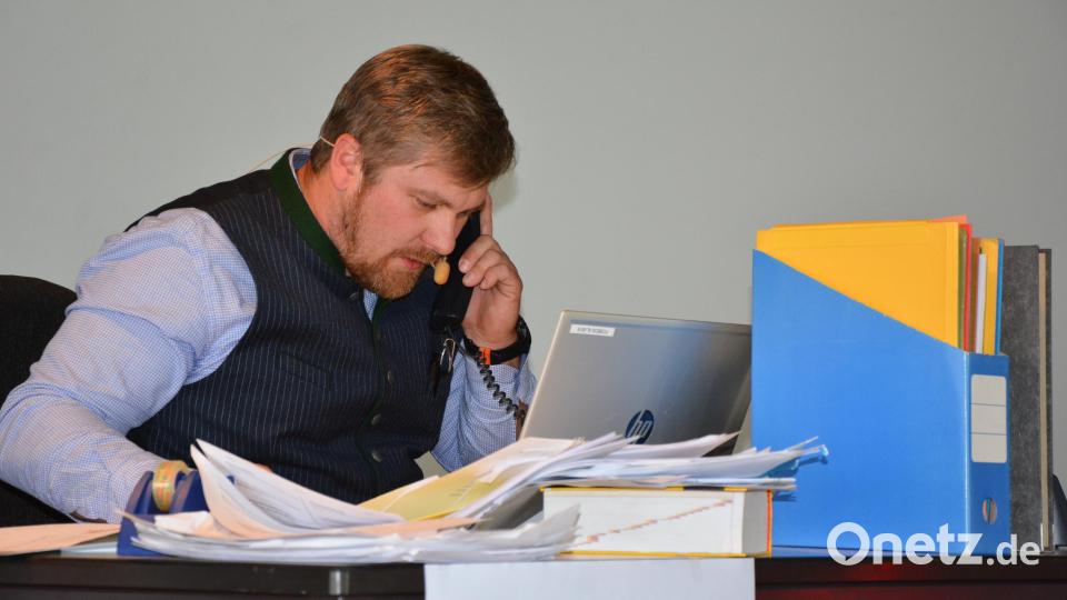 In einer Paraderolle imitierte Alexander Thurn den scheidenden stellvertretenden Schulleiter Heribert Pickert. Bild: jr
