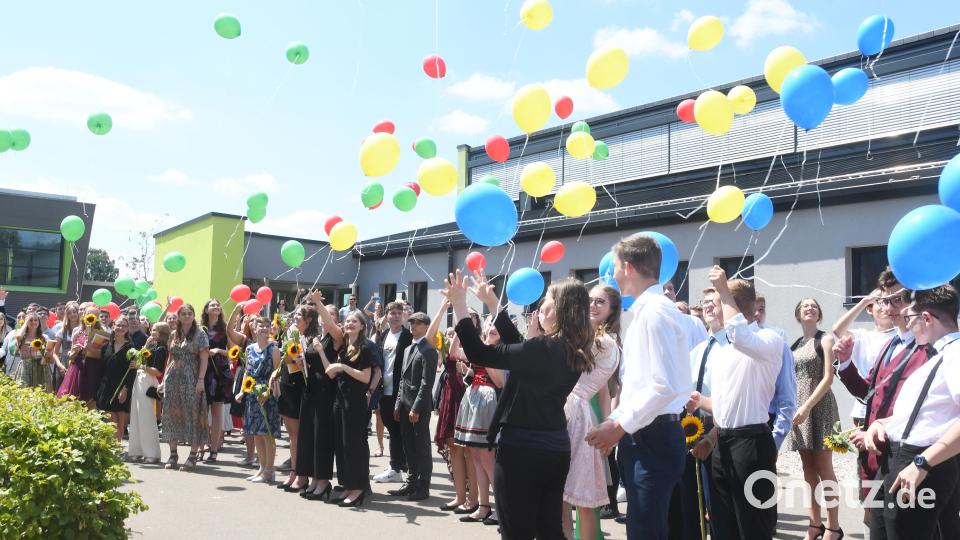 Am Ende der Zeremonie ließen die Schülerinnen und Schüler Luftballons steigen. Bild: Gabi Schönberger