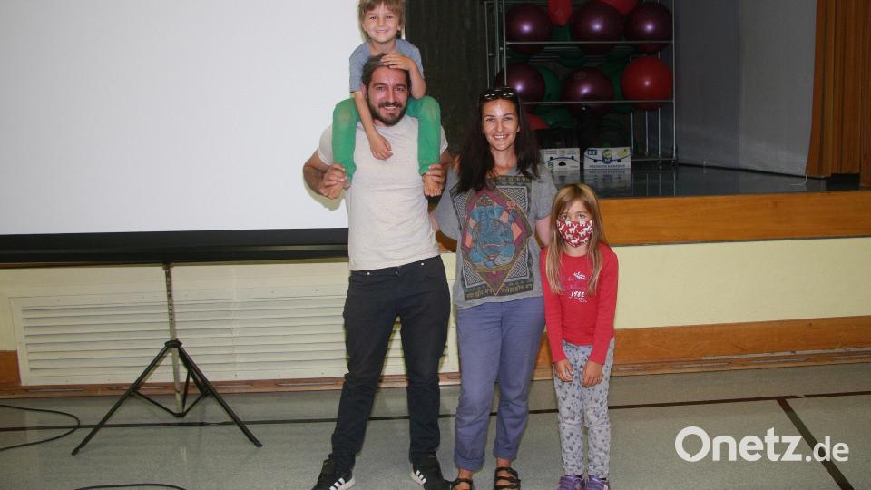 Derzeit hängen Thorben, Söhnchen Levi, Michaela und Romina Schmitt (von links) noch in der Oberpfalz fest. In wenigen Tagen soll der &quot;Frosch&quot; startklar gemacht werden. Ziel der weiten Lkw-Reise ist die Seidenstraße. Bild: wro