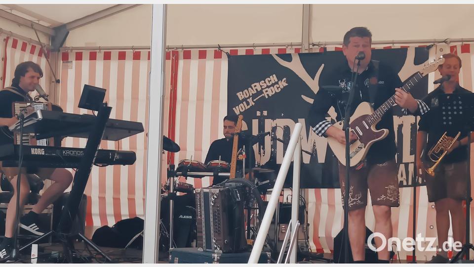 Mit ihrer Partymusik begeisterten die &quot;Südwind Buam&quot; aus Falkenberg. Mehrere Zugaben wurden gerne gespielt. Bild: fks