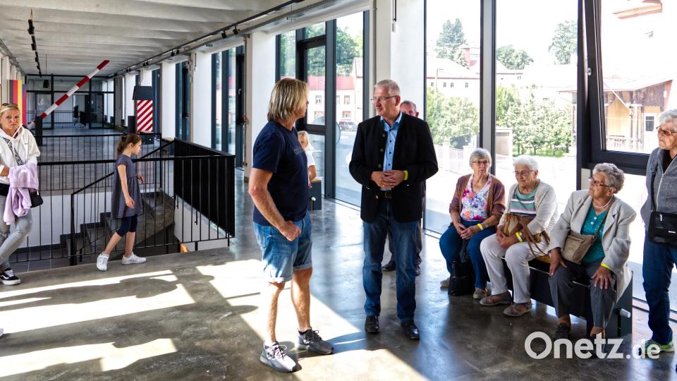 Bürgermeister Petr Schaller (links) stellte den Erbendorfern die neuen Museumsräume in der umgebauten Tosko-Fabrik vor. Mit auf dem Bild Bürgermeister Johannes Reger (rechts daneben). Bild: njn
