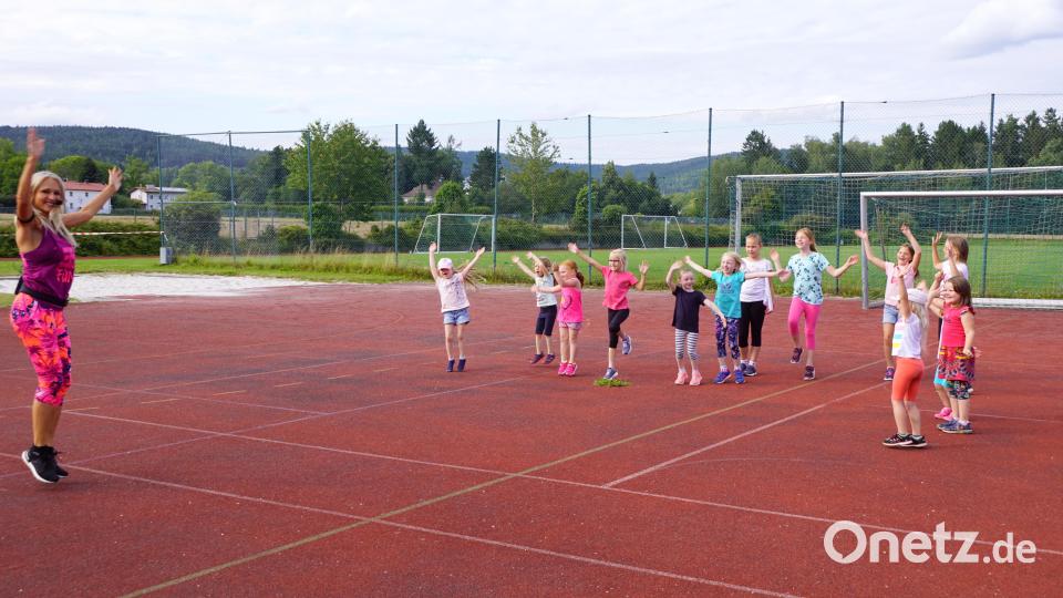 Musik und Bewegung an frischer Luft bei „Zumb für Kids“ mit Petra Bild: bkr