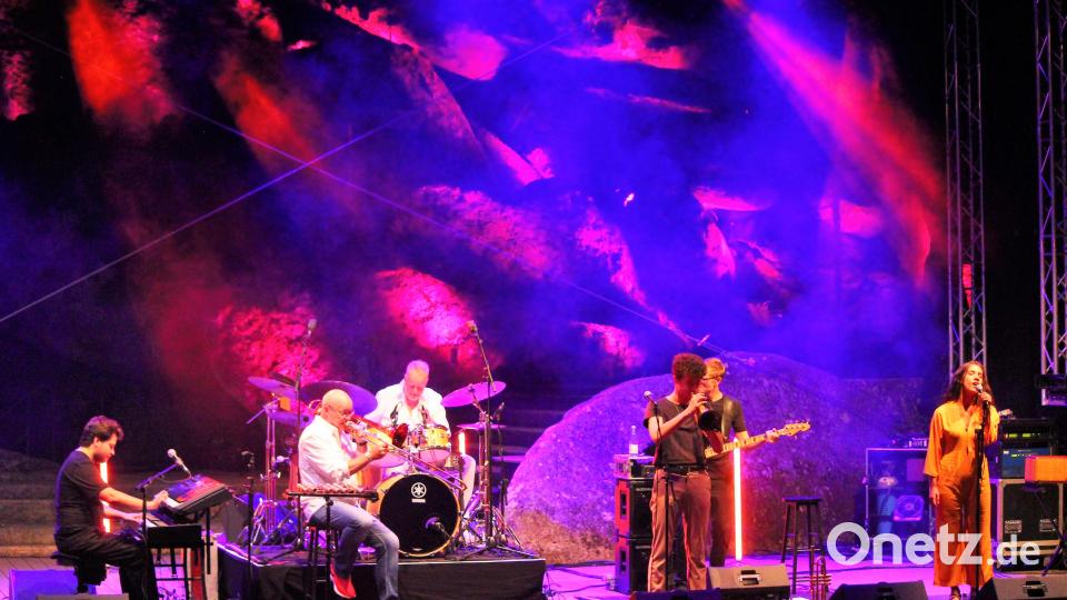 Drummer Wolfgang Haffner, Posaunist Nils Landgren und vier weitere Musiker brachten jede Menge Funk-Jazz auf die Luisenburg. Bild: stg