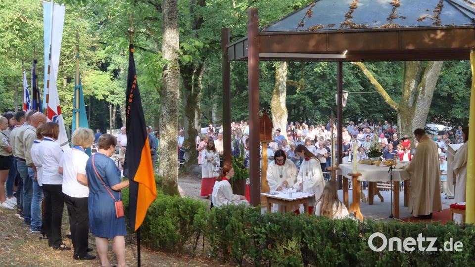 .Viele Gläubige und die Fahnenträger der kirchlichen Verbände aus Sulzbach-Rosenberg sind zur Eröffnung der Wallfahrtswoche um den Freialtar auf dem Annaberg versammelt. Bild: mfh