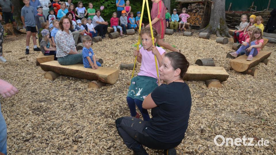 &quot;Mit Schwung ins neue Leben fliegen&quot;, auch das gab es für die Schulfüchse im Waldkindergarten &quot;Wilde Wichtel&quot;. Bild: dob