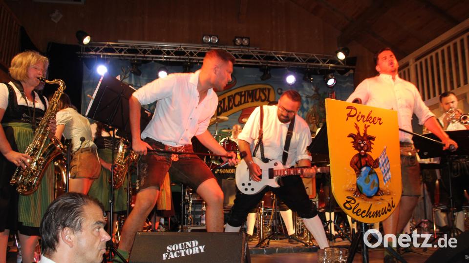 Die „Pirker Blechmusi“ mischte die Jugend in Pertolzhofen so richtig auf. Bild: frd