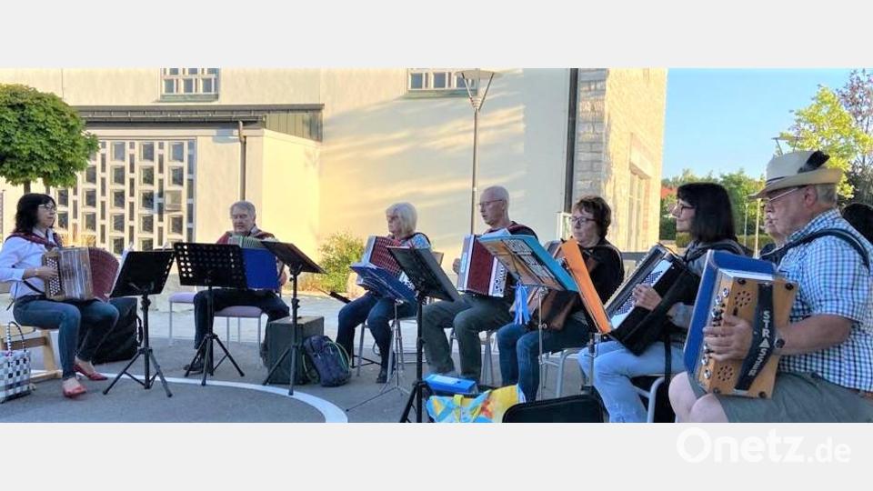 Die &quot;Zieh-Harmonie-Gruppe&quot; mit Lilia Gette (links) Bild: rgr