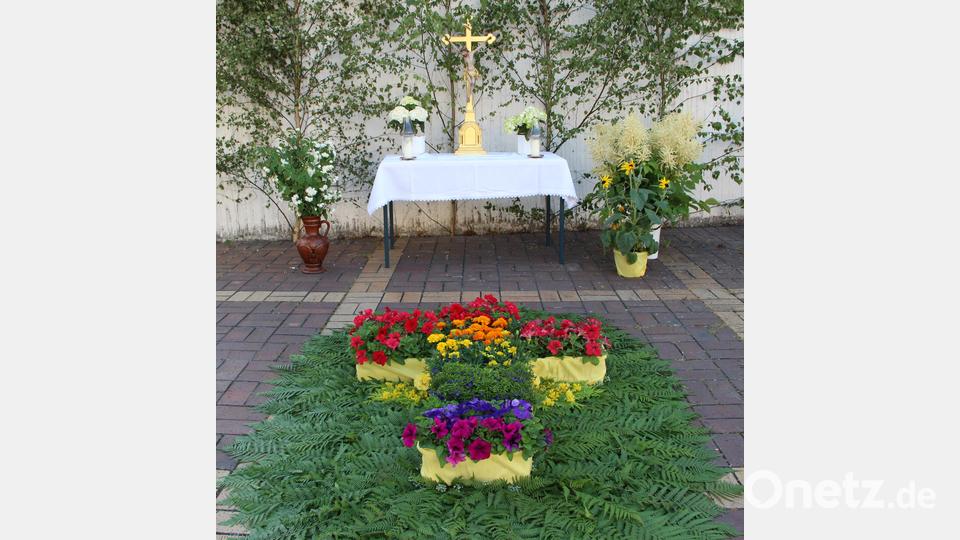 Der vierte Altar vor der Kirche. Farbenfroh gestaltete den Teppich der Pfarrgemeinderat. Bild: lep