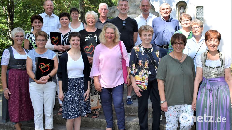 Unter der Leitung von Johanna Baumann (Dritte von links, untere Reihe) gab es eine festliche musikalische Gestaltung der Messe zu Ehren der Mutter Anna. Bild: rgr
