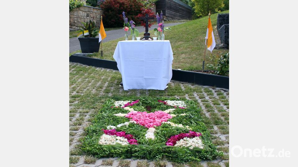 Der zweite Altar in der Kellerstrasse. Die Eltern der Kommunionkinder hatten diese Aufgabe übernommen. Bild: lep