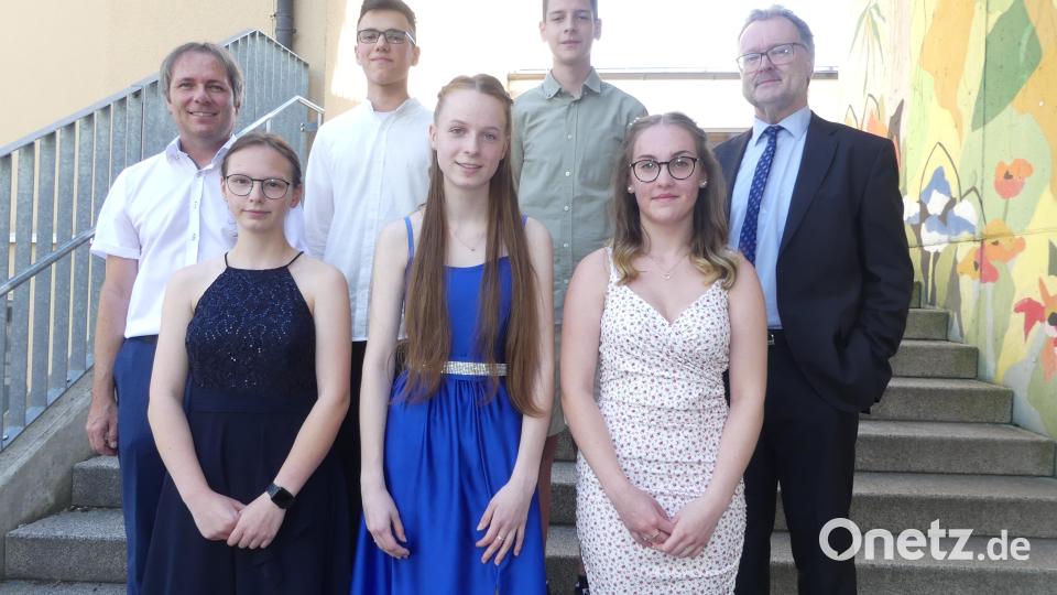 Rektor Wolfgang Bodensteiner (rechts) und Klassenleiter Martin Uschold gratulieren den Einser-Absolventen (jeweils von links) Marlene Wittmann, Anna Krauthahn, Amelie Wiesent, Boban Bishkovski und Bojan Nikoloski. Bild: rn