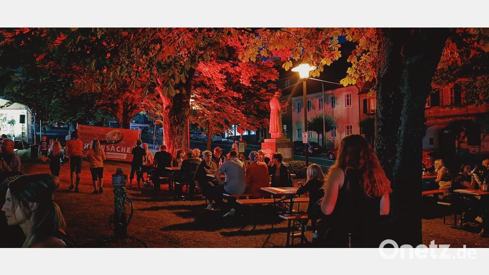 Die Sitzplätze unter den rot angestrahlten Kastanien am Unteren Mark waren von Beginn an besetzt. Auch spät am Abend saßen hier noch viele Festgäste. Bild: fks