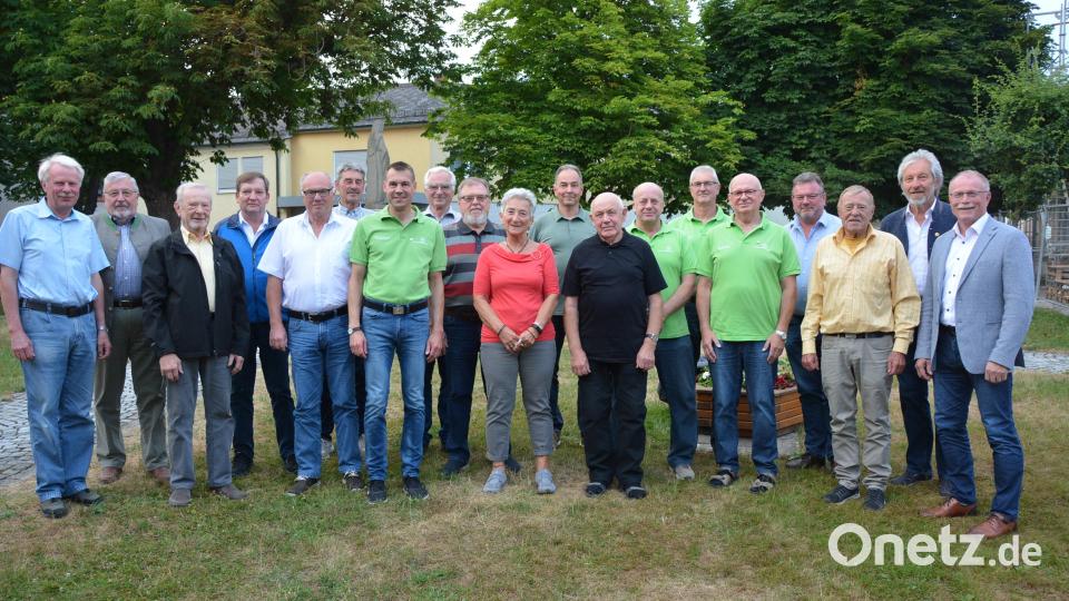 Eine ganze Reihe von Mitgliedern ehrte die Siedlergemeinschaft Konnersreuth bei ihrer 50-Jahr-Feier. Im Bild die Geehrten mit (von rechts) Bürgermeister Max Bindl und dem Stellvertretenden Bezirksvorsitzenden Arthur Weber sowie dem Kreisvorsitzenden Otmar Zeitler (Zweiter von links) und dem Ortsvorsitzenden Andreas Malzer (Siebter von links). Bild: jr