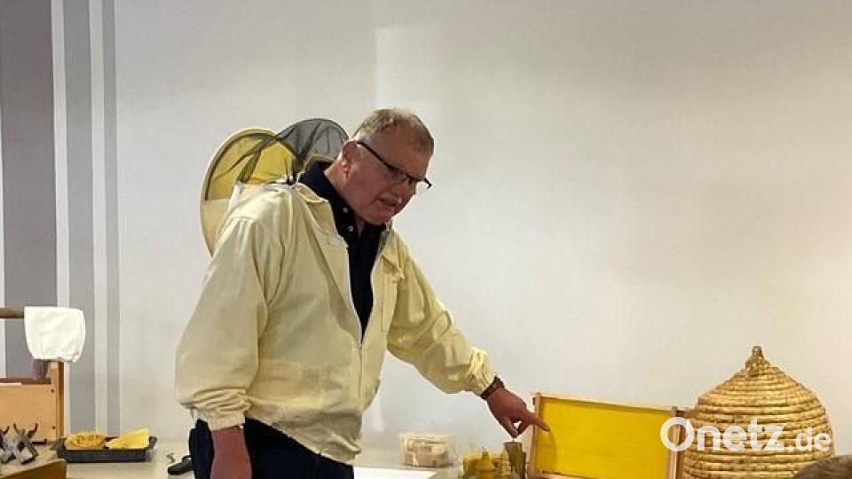 Ein Imker war zu Besuch bei den beiden 1. Klassen der Grundschule Krummennaab. Bild: Carmen Schraml/exb