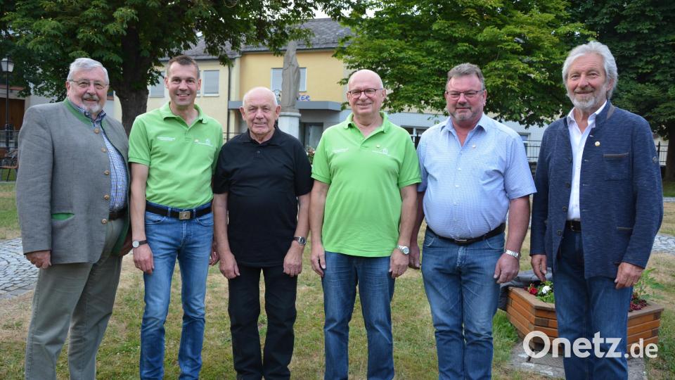 Hohe Auszeichnungen gab es bei der Siedler-Jubiläumsfeier vom Landesverband. Im Bild (von links) Kreisvorsitzender Otmar Zeitler, Andreas Malzer, Ehrenvorsitzender Konrad Köstler, Otto Betzl, Anton Burger und Stellvertretender Bezirksvorsitzender Arthur Weber. Bild: jr