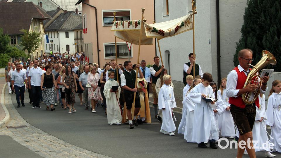 Pfarrer Augustin Lobo trägt das Allerheiligste durch die Straßen von Kirchenthumbach, der Katholische Burschenverein den Baldachin. Bild: lep