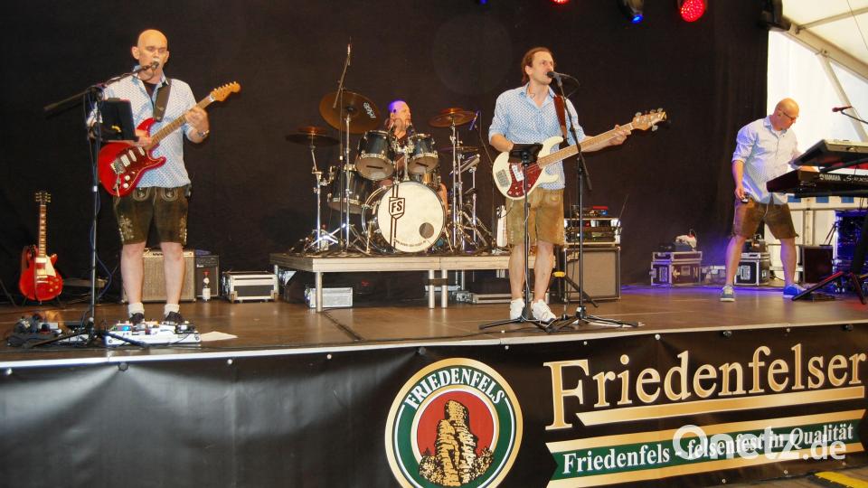 &quot;Erwin und die Heckflossen&quot; spielten am Freitagabend im Festzelt auf Bild: sm