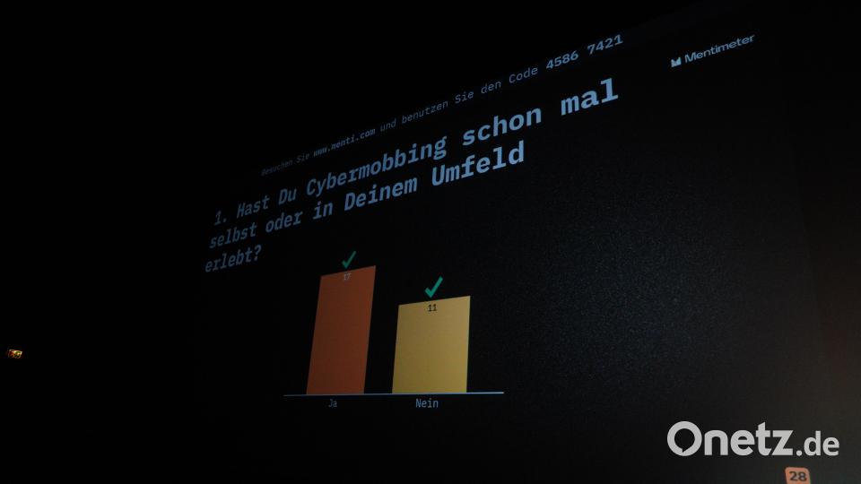 Während des Films wurden die Schüler gebeten, aktiv an einer Umfrage teilzunehmen. Bild: kaz