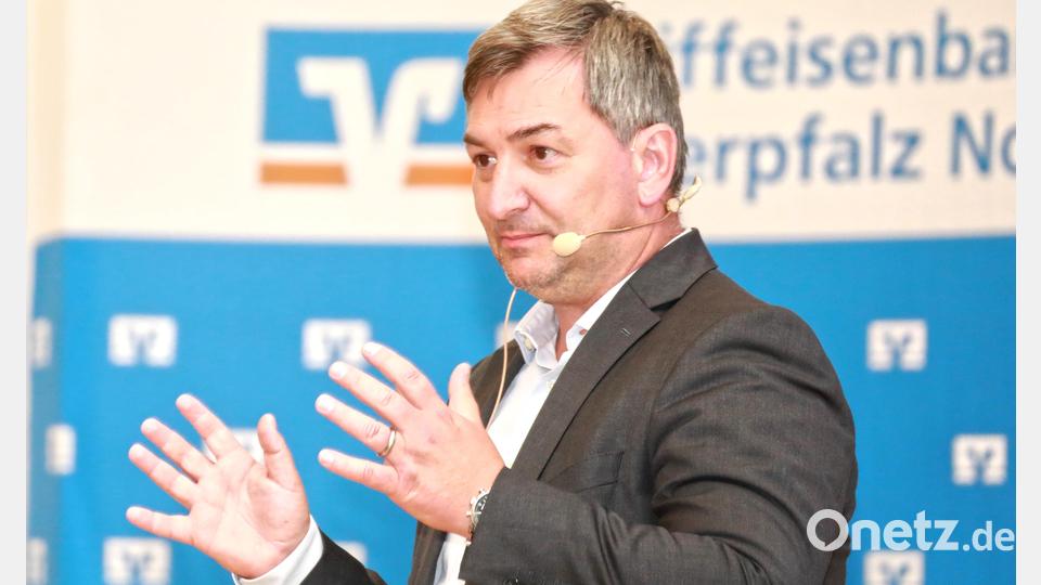 Über nachhaltige Geldanlagen und die derzeitige Wirtschaftslage sprach Markus Gürne in der Stadthalle. Bild: njn