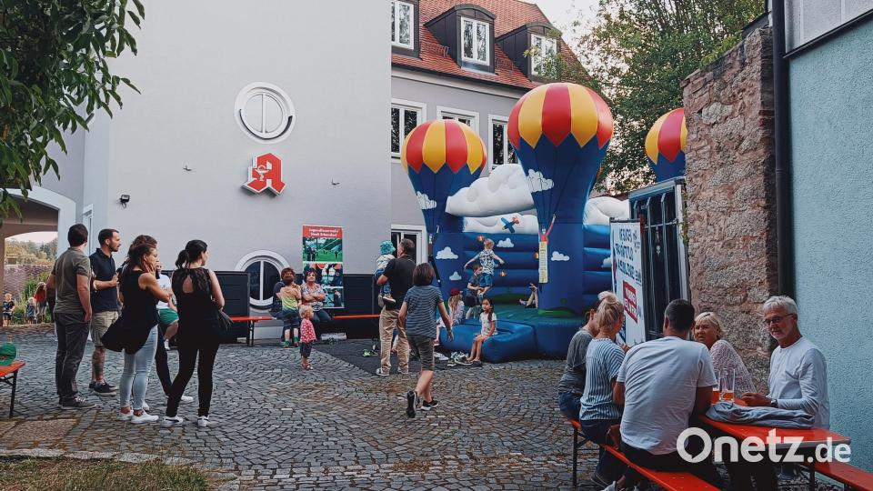 Von Beginn an tobten viele Kinder auf der Hüpfburg, die einen besonderen Platz im Innenhof des Ärztehauses erhielt. Bild: fks