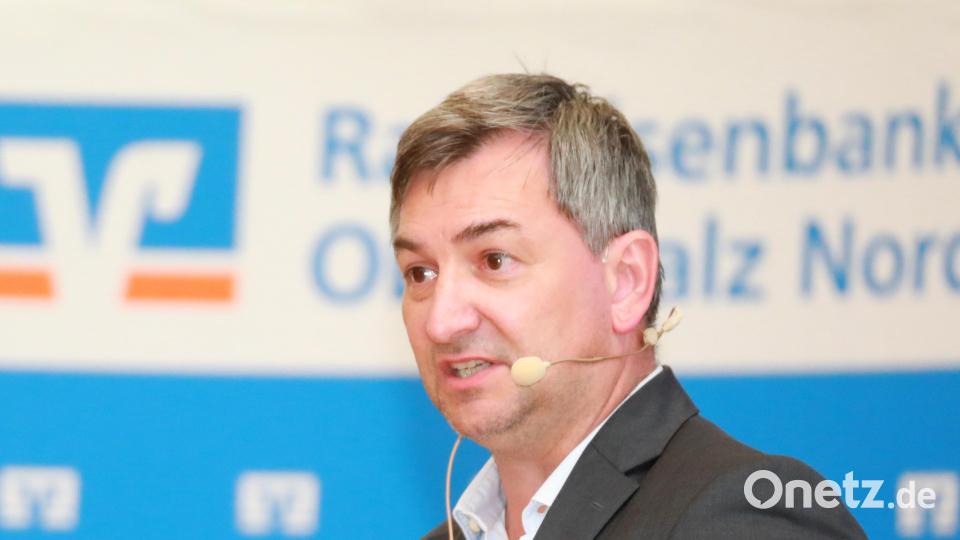 Über nachhaltige Geldanlagen und die derzeitige Wirtschaftslage sprach Markus Gürne in der Stadthalle. Bild: njn