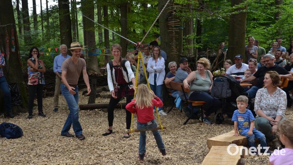 &quot;Mit Schwung ins neue Leben fliegen&quot;, auch das gab es für die Schulfüchse im Waldkindergarten &quot;Wilde Wichtel&quot;. Bild: dob