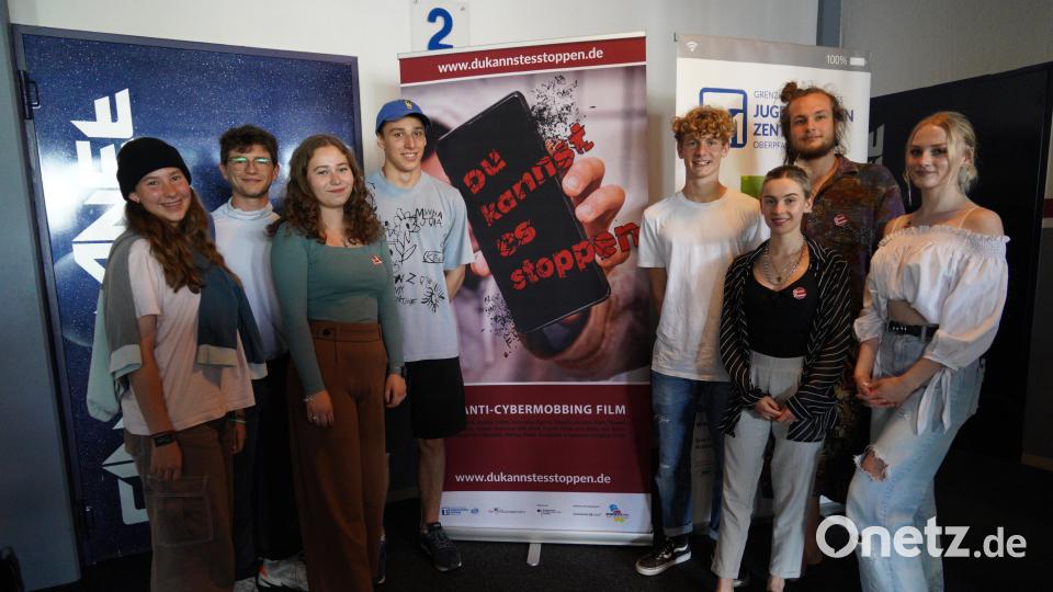 Die Schauspieler von &quot;Du kannst es stoppen&quot;: Mia Kreil, Mattis Moll, Sophie Zankl, Fabian Artmann, Janosch Mühle, Annalena Egerer, Felix Thoms, Rosalie Amann (von links). Bild: kaz
