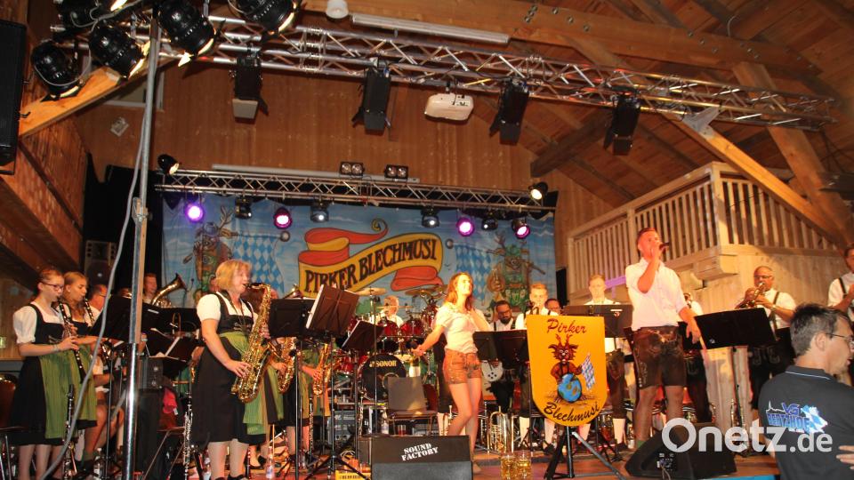 Den ganzen Abend lang feierten die Jugendlichen zur Musik der Pirker Blechmusi. Bild: frd