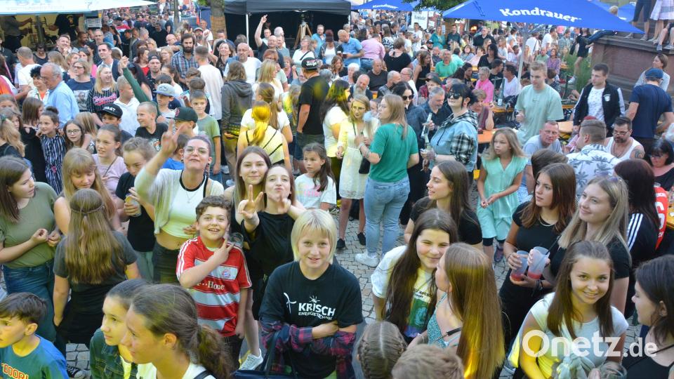 Volles Haus und beste Stimmung am Kirchplatz und am Unteren Marktplatz am Samstagabend in Mitterteich. Die Menschen genossen es, endlich wieder feiern zu dürfen. Bild: jr