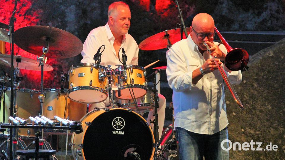 Drummer Wolfgang Haffner und Posaunist Nils Landgren brachten jede Menge Funk-Jazz auf die Luisenburg. Bild: stg