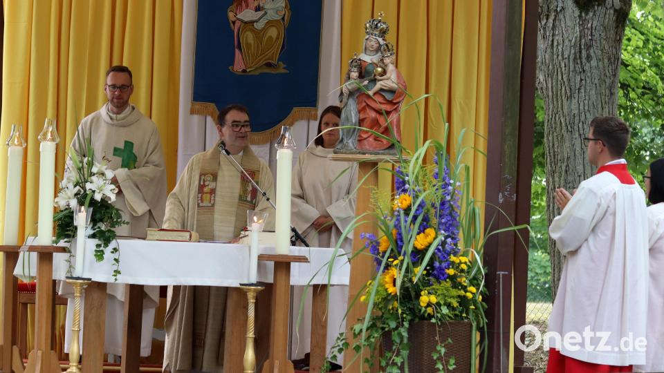 „Nicht der Berg mit seinen Würstln und Bier, sondern der Herr ruft uns!" Mit diesen Worten empfing Pfarrer Mader die Pilger auf dem Annaberg. Bild: mfh