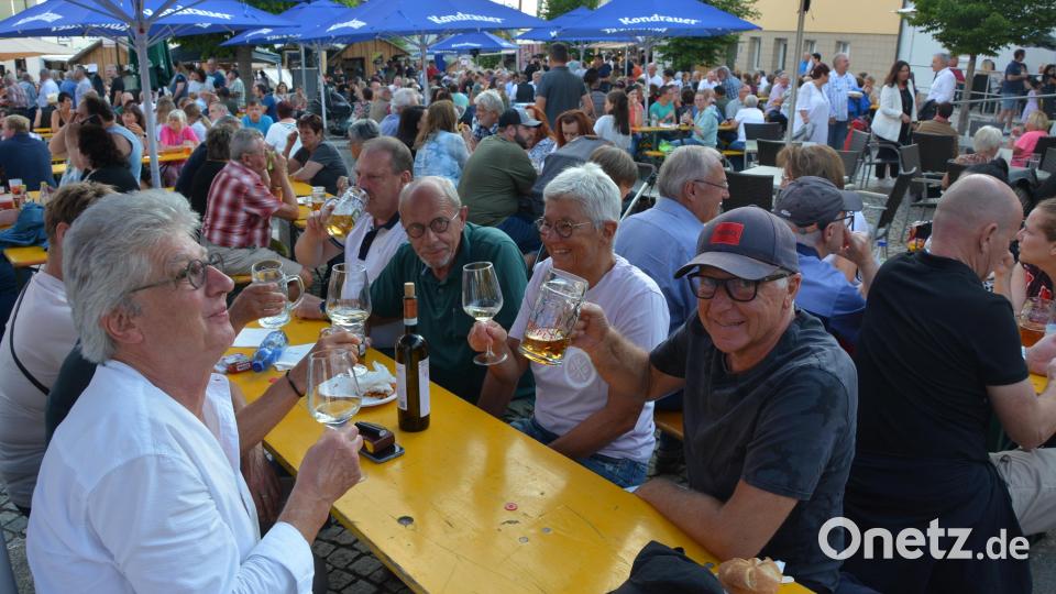 Volles Haus am Kirchplatz und am Unteren Marktplatz am Samstagabend in Mitterteich. Binnen weniger Minuten und nur kurz nach der offiziellen Eröffnung waren nahezu alle Plätze besetzt. Bild: jr