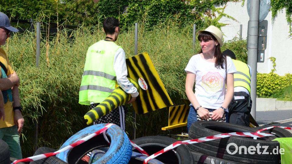 Der Wagen des &quot;Weiden-ist-bunt&quot;-Teams wird von Helfern in Einzelteilen von der Strecke getragen. Bild: Kunz