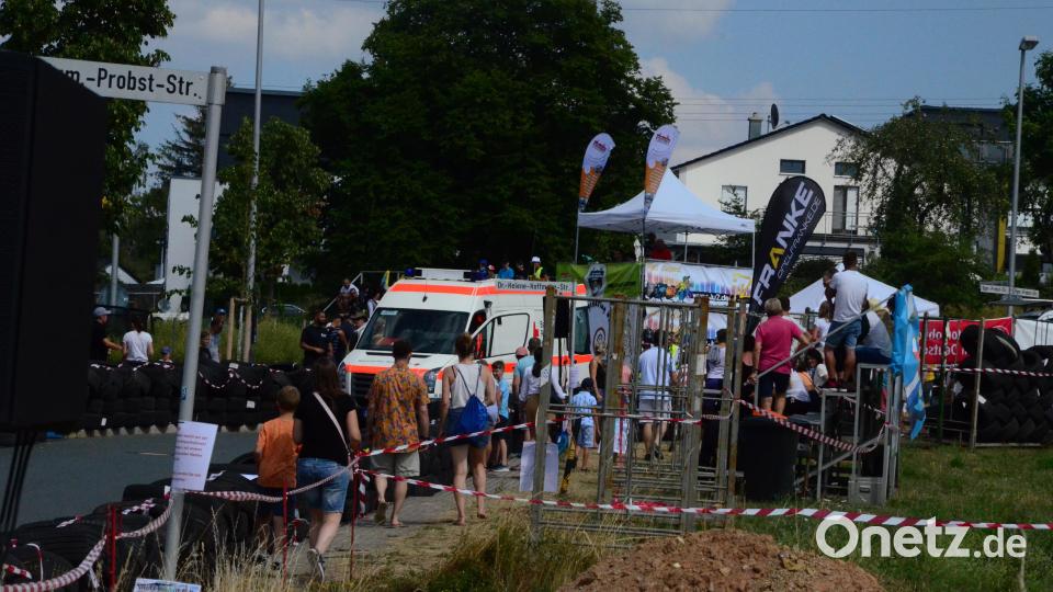 Rettungswagen im Parcours nach einem Unfall der &quot;Weiden-ist-bunt&quot;-Biene. Bild: Kunz