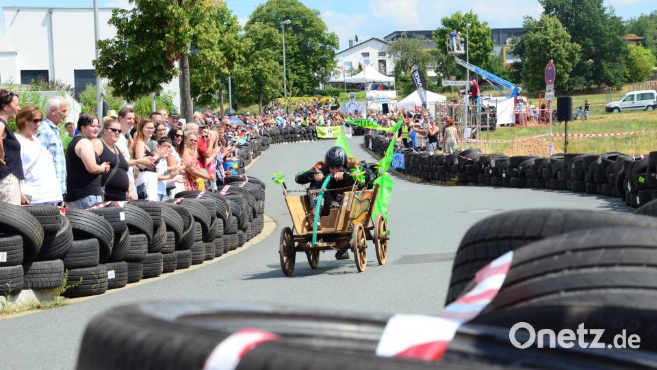 Stadträtin Laura Weber geht für die Grünen im umweltfreundlichen Leiterwagen ins Rennen. Bild: Kunz