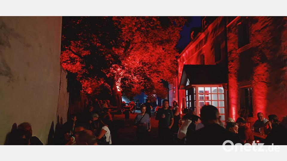Auch der Innenhof des Ärztehauses war ganz in Rot beleuchtet. Im Mittelpunkt stand die alte Kastanie, unter der bis in die Morgenstunden gefeiert wurde. Bild: fks