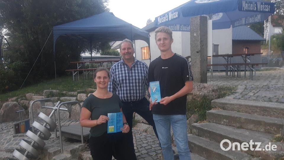 Auch der Wasserspielplatz am Schwebenden Schlachthaus ist ein gern besuchter Spielplatz vor allem für kleinere Kinder. Jugendbeauftragte Maria König und Jugendbürgermeister David Krapf stellen dort das Ferienprogramm vor. Bürgermeister Bernhard Schindler (Mitte) dankte den beiden Jugendvertretern. Bild: ld