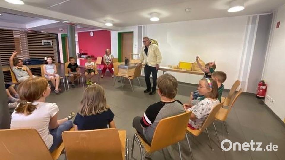 Ein Imker war zu Besuch bei den beiden 1. Klassen der Grundschule Krummennaab. Bild: Carmen Schraml/exb