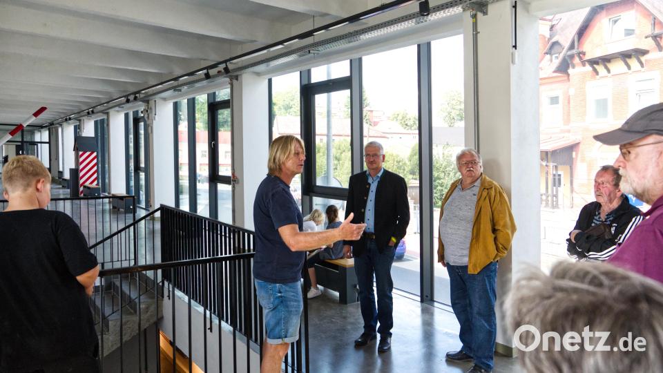 Bürgermeister Petr Schaller (links) stellte den Erbendorfern die neuen Museumsräume in der umgebauten Tosko-Fabrik vor. Mit auf dem Foto Bürgermeister Johannes Reger (Zweiter von links) Bild: njn