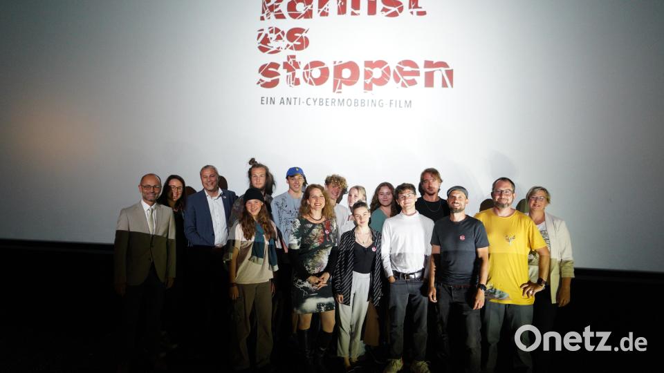Die Mitwirkenden von &quot;Du kannst es stoppen&quot; bei der Premiere in Tirschenreuth. Bild: kaz