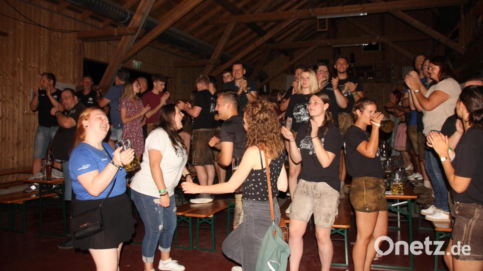 Den ganzen Abend lang feierten die Jugendlichen zur Musik der Pirker Blechmusi. Bild: frd